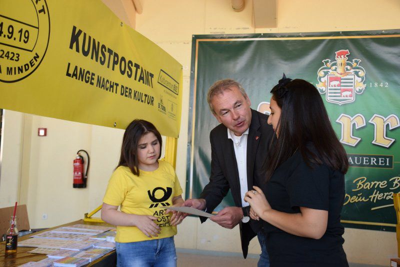 Dr. Ralf Niermann informiert sich beim Kunstpostamt über das Projekt